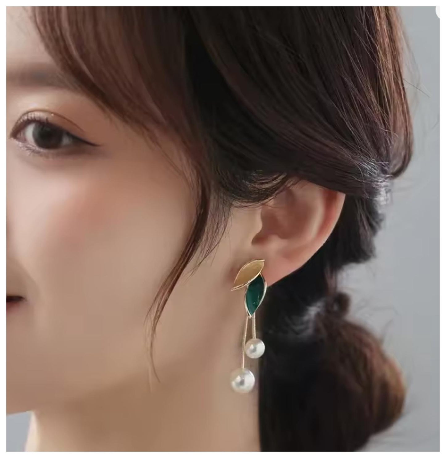 Gold and green leaf - Earrings - Gold - Imitation Pearl