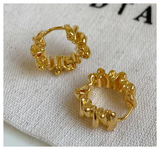 Womens scrunched hoop - Earrings - Gold - 2cm