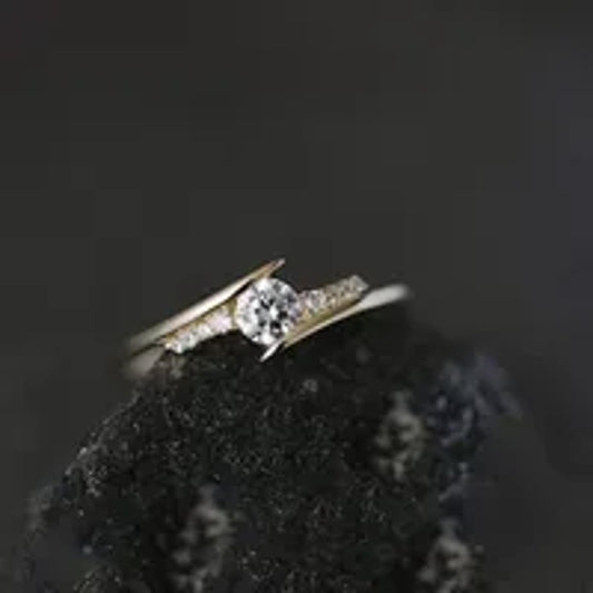 Petite round bypass - Ring - Gold - CZs - Size 8