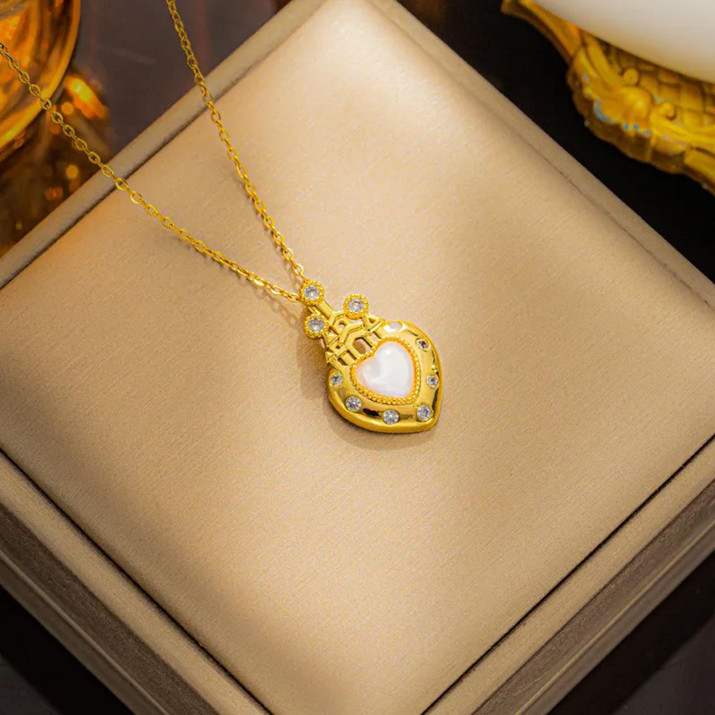 Castle heart  - Necklace - Gold - CZs - 18"