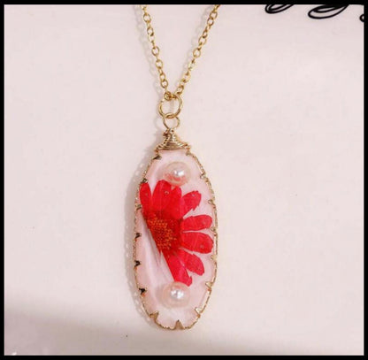 Red dried flower in resin - Necklace - Gold - 18"