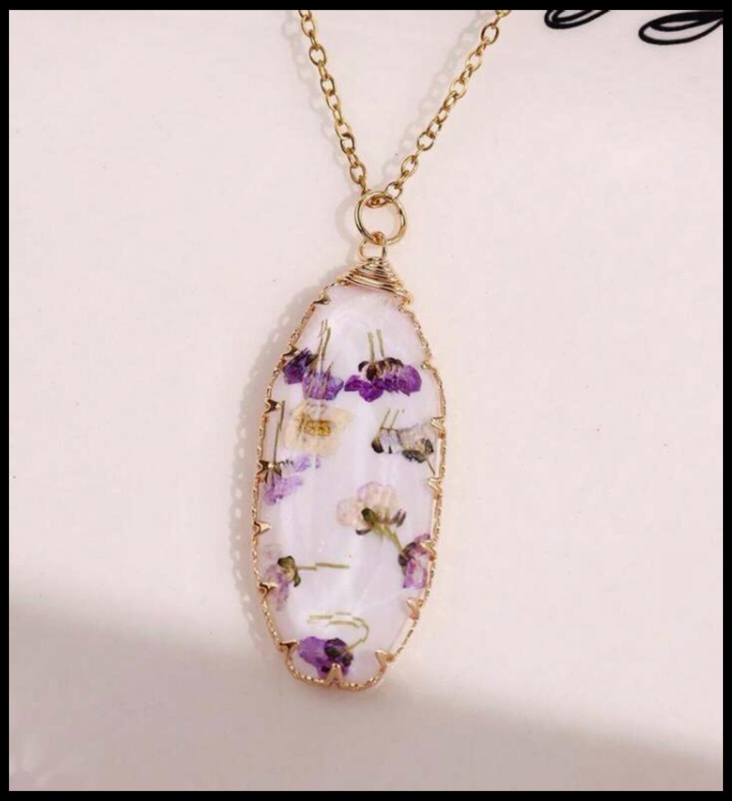 Purple dried flowers in resin - Necklace - Gold - 18"