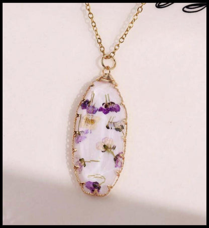 Purple dried flowers in resin - Necklace - Gold - 18"