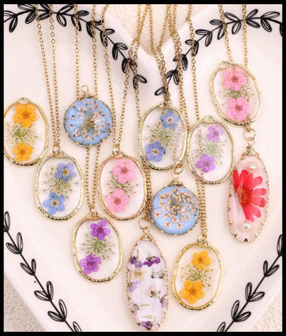 Purple dried flowers in resin - Necklace - Gold - 18"