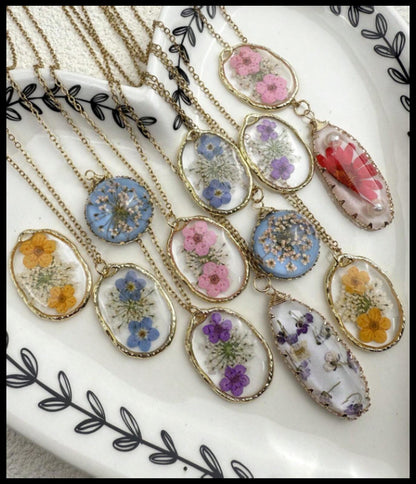 Purple dried flowers in resin - Necklace - Gold - 18"
