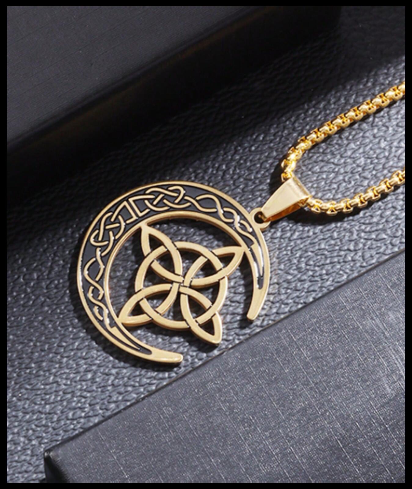 Moon and celtic knot - Necklace - Gold - 20"