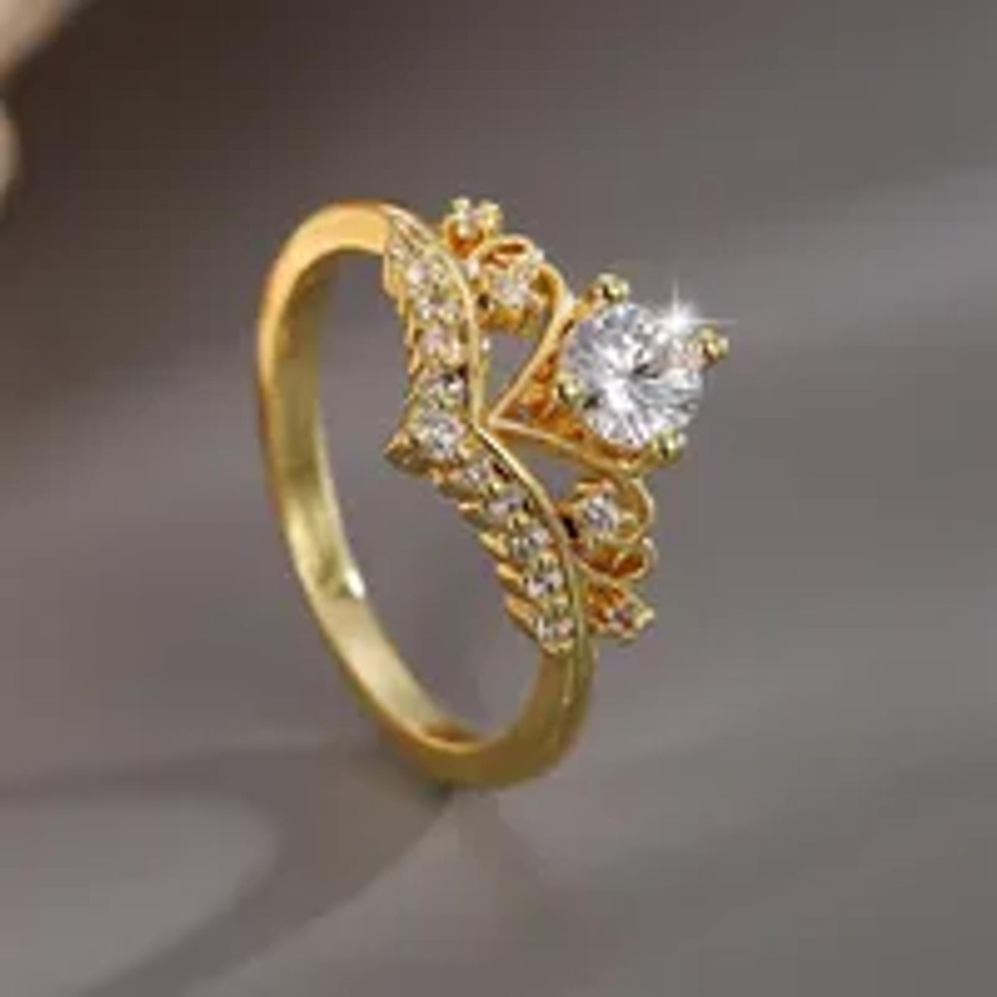 Round princess crown - Ring - Gold - CZs - Size 6