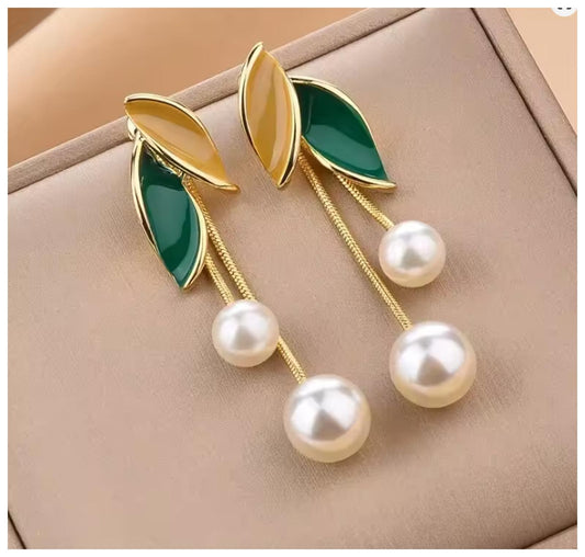 Gold and green leaf - Earrings - Gold - Imitation Pearl
