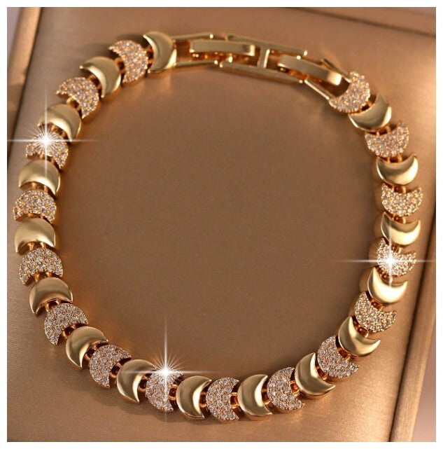 Crescent moon - Bracelet - Gold - CZs - 7"
