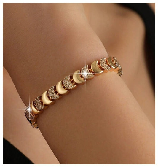 Crescent moon - Bracelet - Gold - CZs - 7"