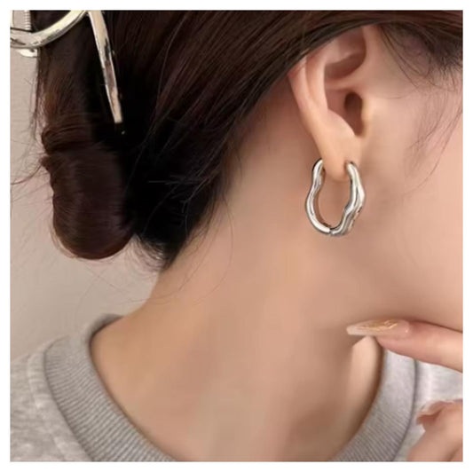 Irregular hoop - Earrings - Silver - 1"